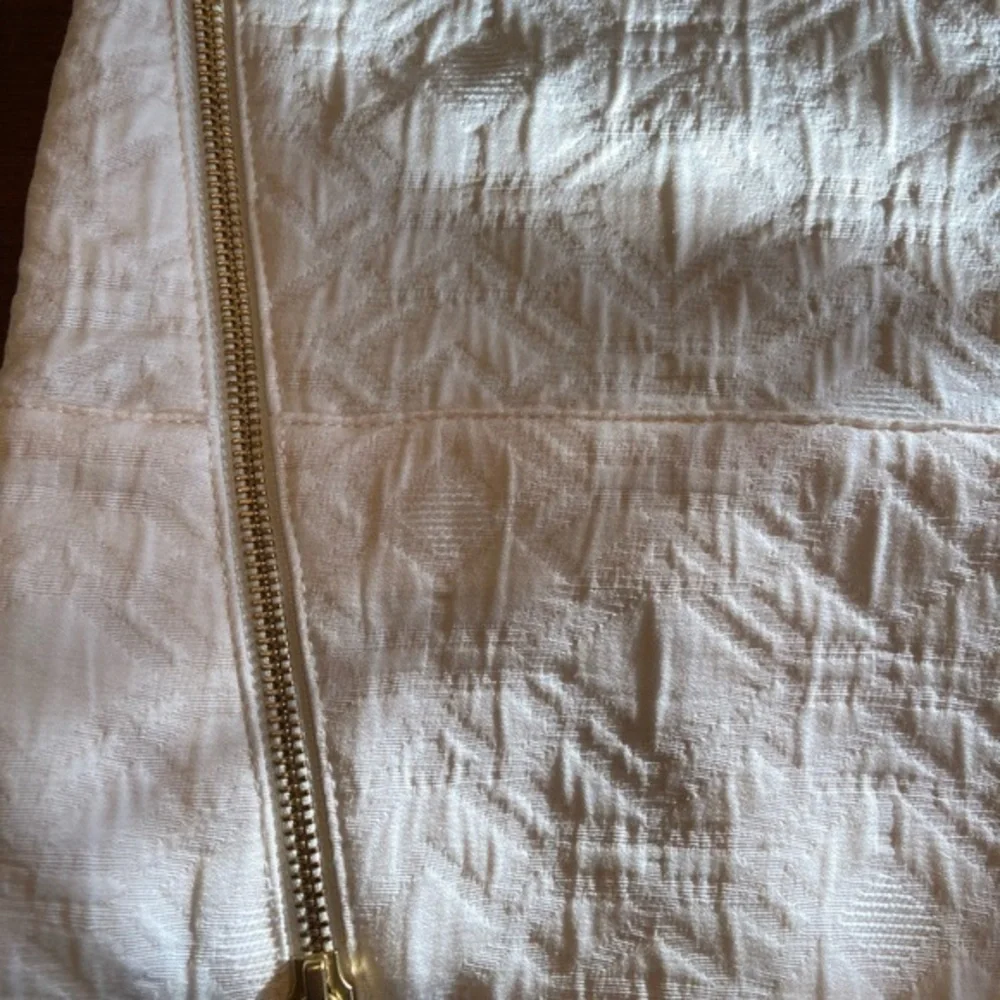 Jcrew Size 4 Ivory/‎ Cream crew neck , featuring 2 Gold Zippers on sides